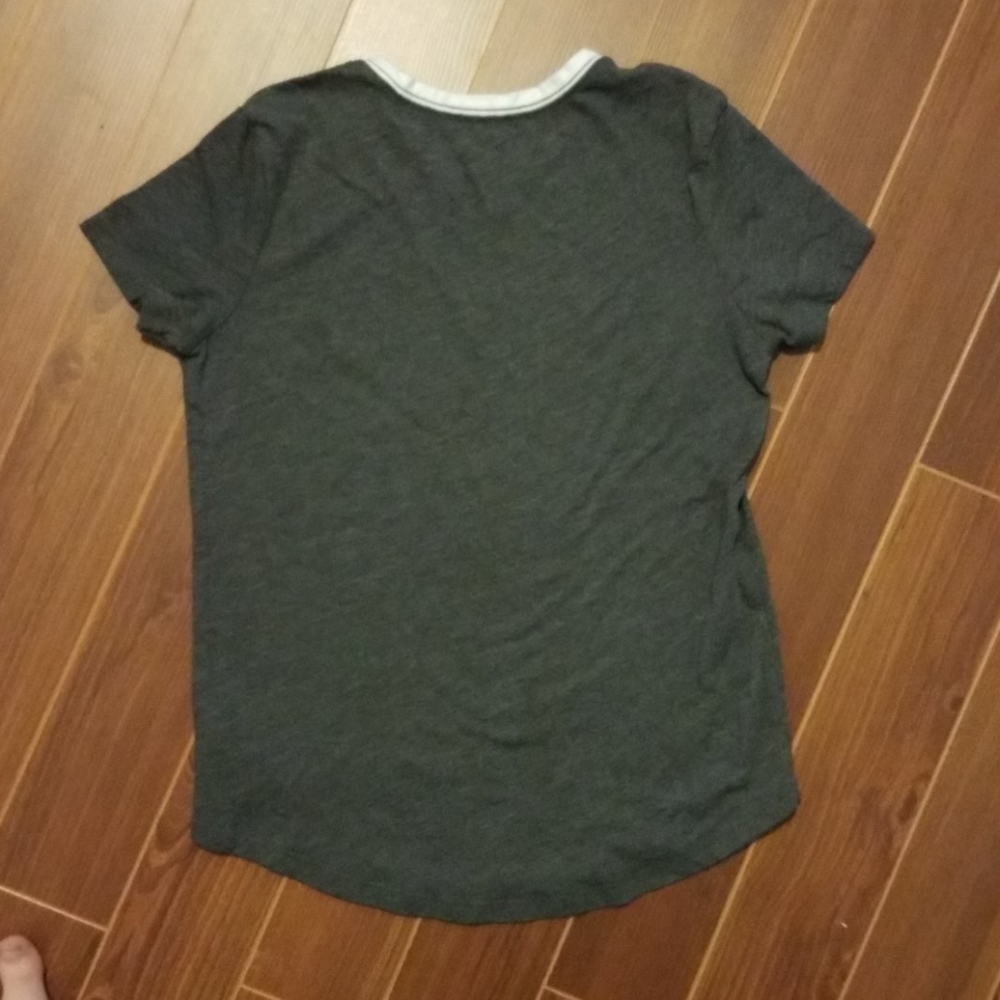 Old navy tee - Picture 2 of 4